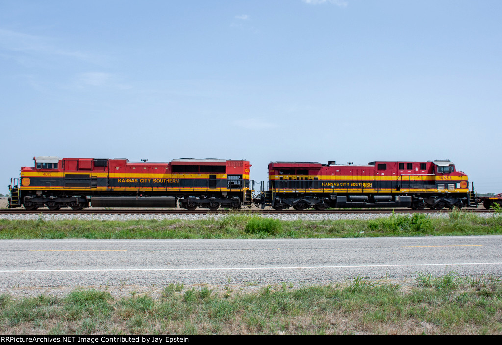 KCS 4012 and KCSM 4558 lead a manifest north 